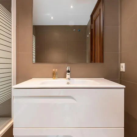 Beautiful 3br With Garden & Pool Access Apartmán