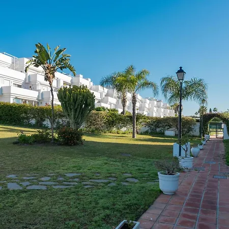 Cozy 3-bedroom Ground Floor With Large Garden Apartment *